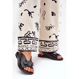 Jezzi Sandálias femininas brilhantes com um ornamento de preto plano 2