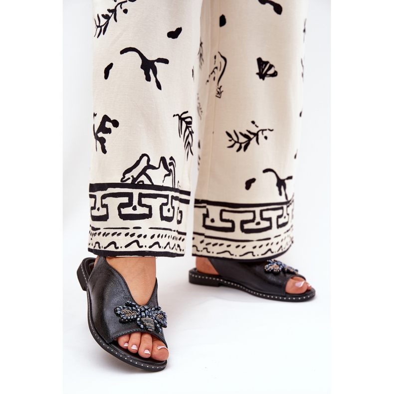 Jezzi Sandálias femininas brilhantes com um ornamento de preto plano 2