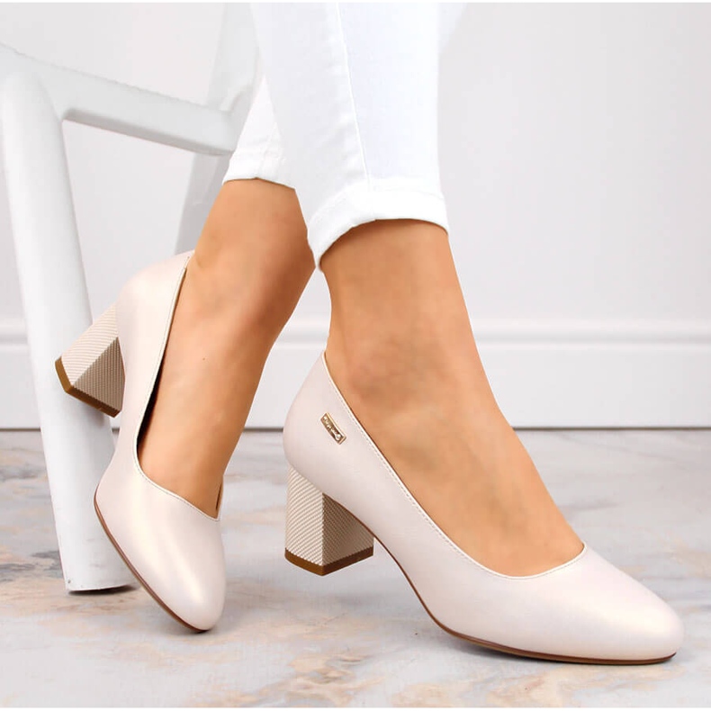 Sapato bege pérola em poste decorativo de Sergio Leone 1