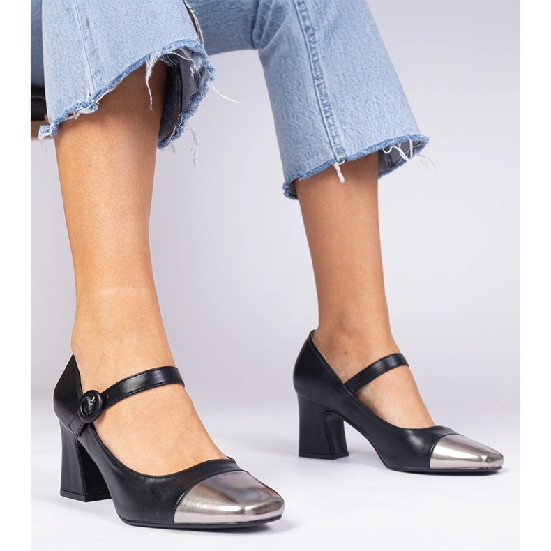 Bombas das mulheres negras com um dedo do pé prateado preto 1