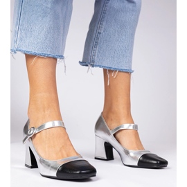 Bombas femininas de prata com nariz preto 1