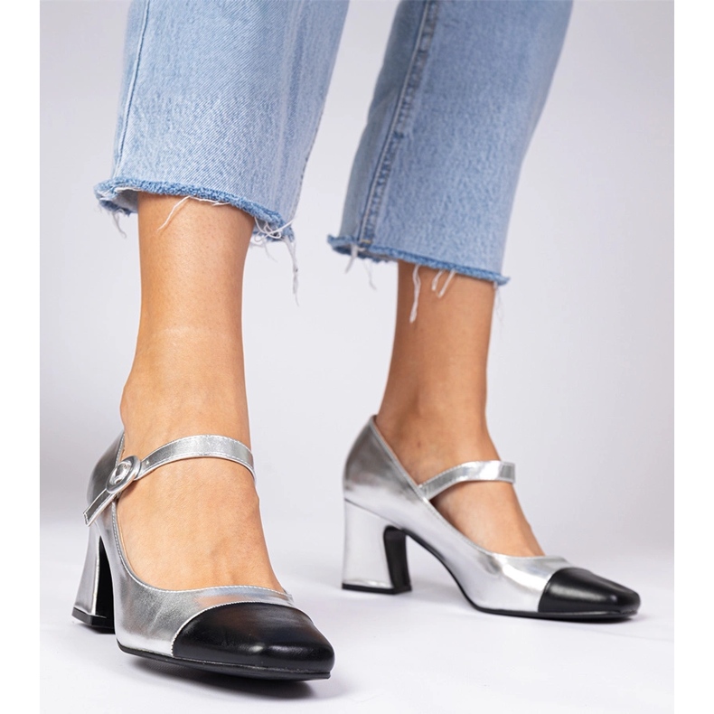 Bombas femininas de prata com nariz preto 2