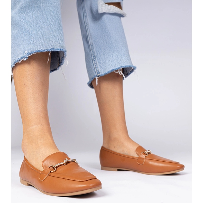 Brown elegantes mocassins com uma decoração de ouro e zircões marrom 1