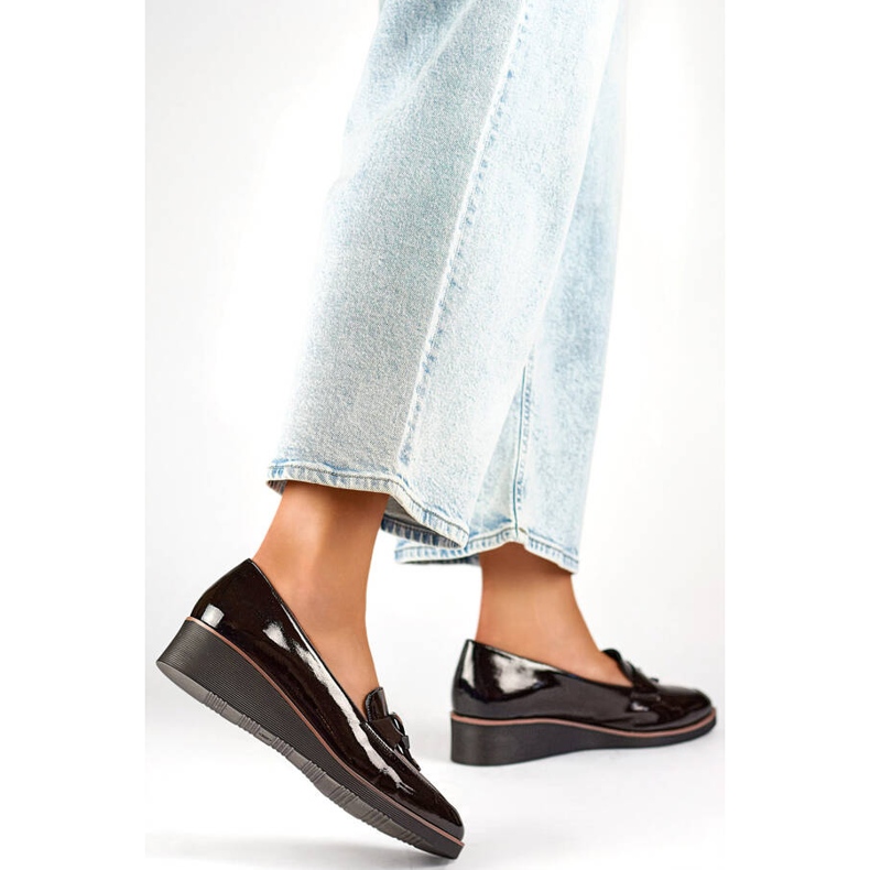 Sapatos femininos de couro envernizado, pretos, 24-58266B 2