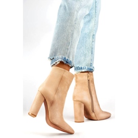 Botins femininos de camurça com salto pontudo, bege D7959B 2 Botins femininos de camurça com salto pontudo, bege D7959B 2