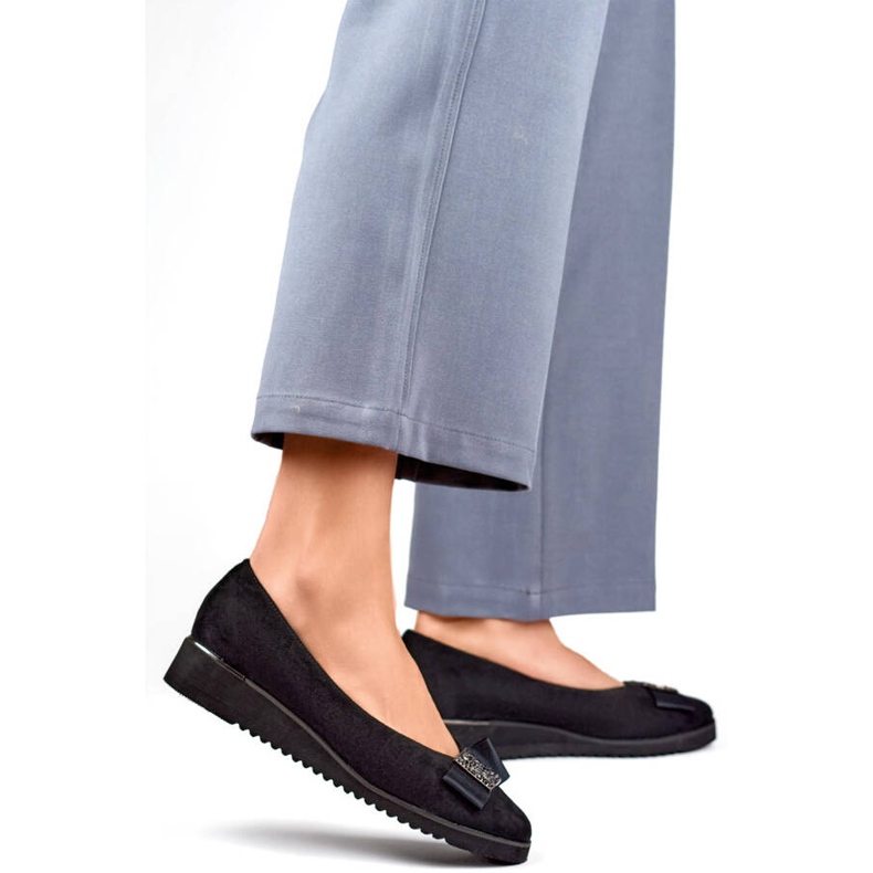 Sapatos femininos de camurça com cunha e decoração, pretos GD-FL766A-B 2