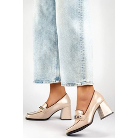 Sapatos elegantes bege envernizados com salto alto 2 Sapatos elegantes bege envernizados com salto alto 2