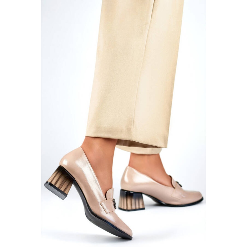 Sapatos femininos elegantes de couro envernizado com salto alto, bege GD-FL479-D.BE 2 Sapatos femininos elegantes de couro envernizado com salto alto, bege GD-FL479-D.BE 2