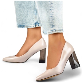 Sapatos femininos pontiagudos com salto alto decorativo, bege GD-FL486A-L.BE 1 Sapatos femininos pontiagudos com salto alto decorativo, bege GD-FL486A-L.BE 1