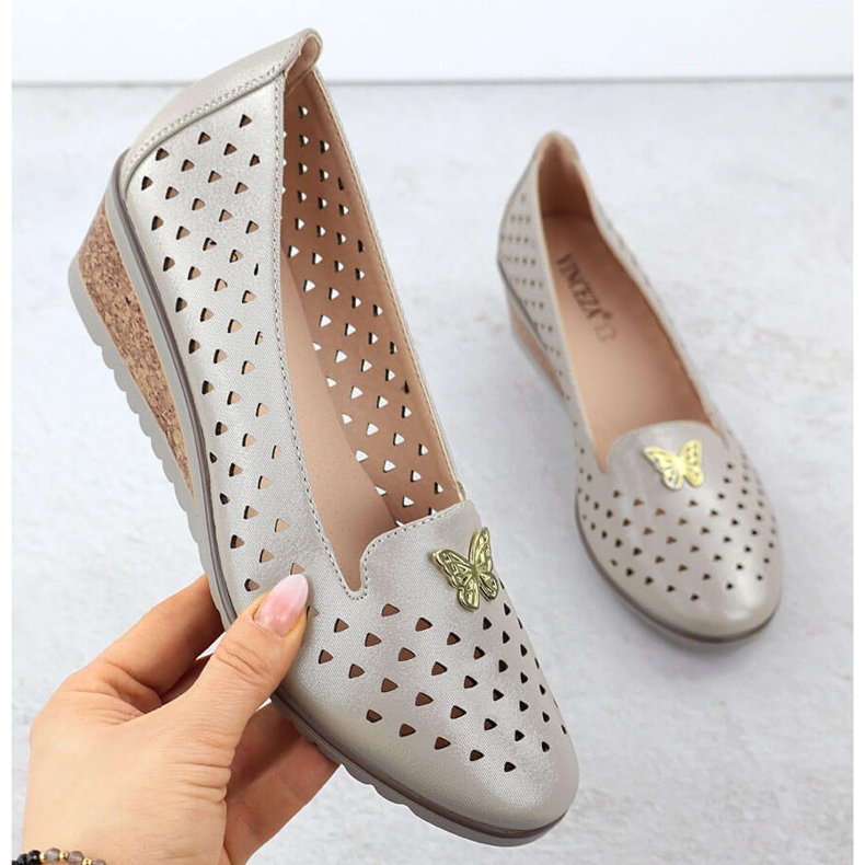 Sapatos femininos em uma cunha aberta com um ornamento de Golden Vinceza 58472 dourado 1