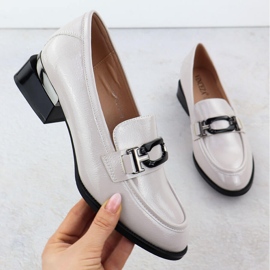 Os sapatos femininos envernizados com um salto decorativo cinza Vinceza 58492 1