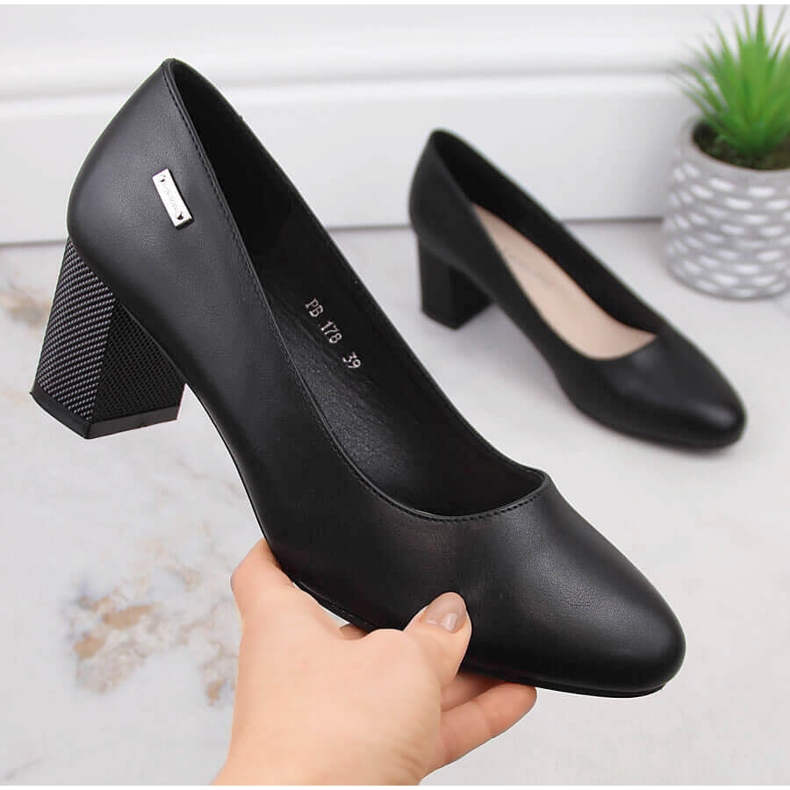 Scarpin preto em poste decorativo de Sergio Leone 1