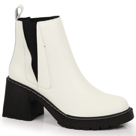 Botas Chelsea de couro femininas no poste, um slip-on, Artiker branco isolado 1
