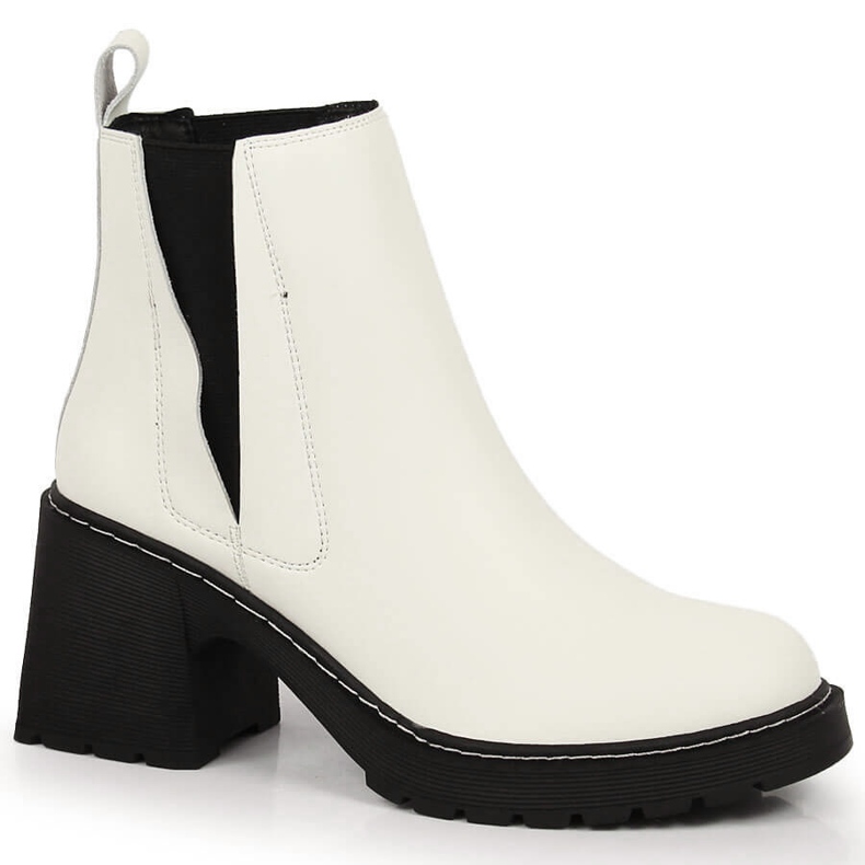 Botas Chelsea de couro femininas no poste, um slip-on, Artiker branco isolado 1