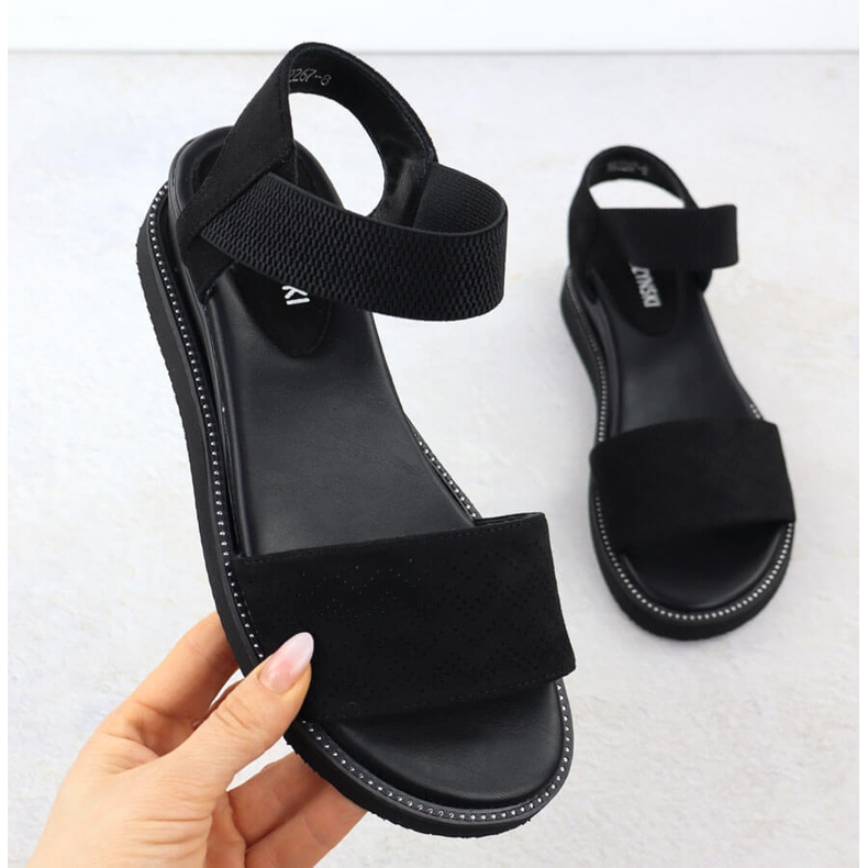 Sandálias femininas em uma cunha baixa de camurça Black M. Daszyński MR2267-8 preto 1