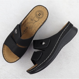 Flip -flops femininos nas cunhas Black Evento 1602 ajustável preto 2