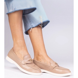 Mocassins femininos bege escuros com uma decoração de ouro 2