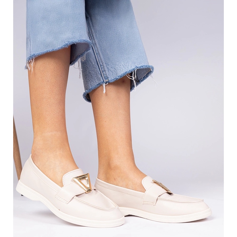 Mocas femininas bege com uma decoração elegante 1