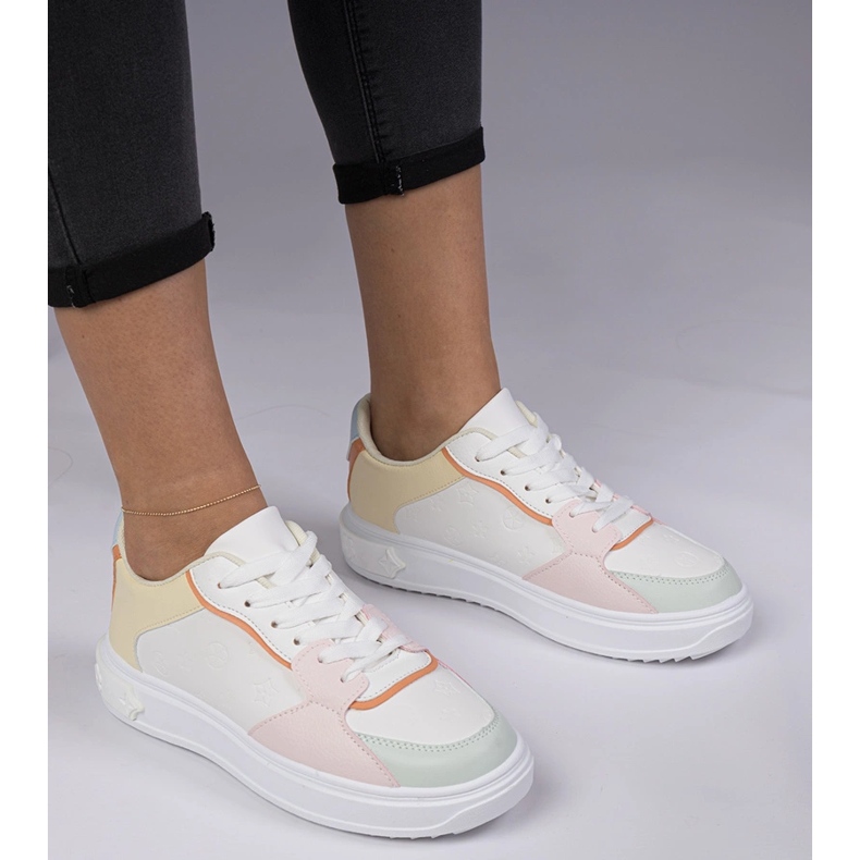 Tênis esportivos brancos e amarelos 1