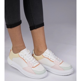 Tênis esportivos brancos e amarelos 2