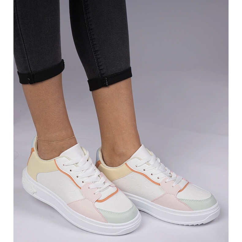 Tênis esportivos brancos e amarelos 2