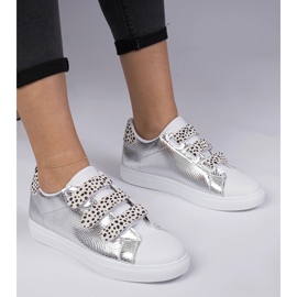 Tênis de prata com acabamento animal de velcro 1