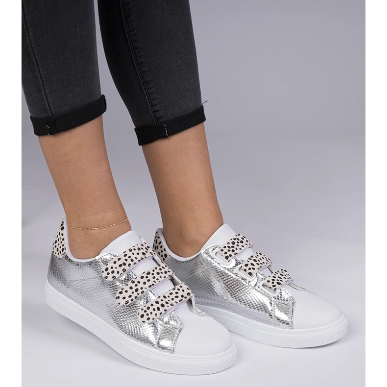 Tênis de prata com acabamento animal de velcro 2