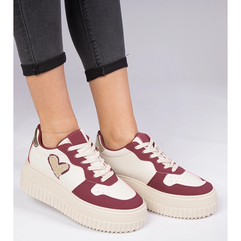 Tênis da Borgonha feminina com um coração de brocado vermelho 1 Tênis da Borgonha feminina com um coração de brocado vermelho 1