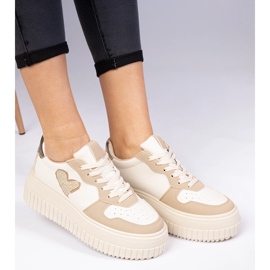 Tênis de mulheres marrons com um coração de brocado castanho 1