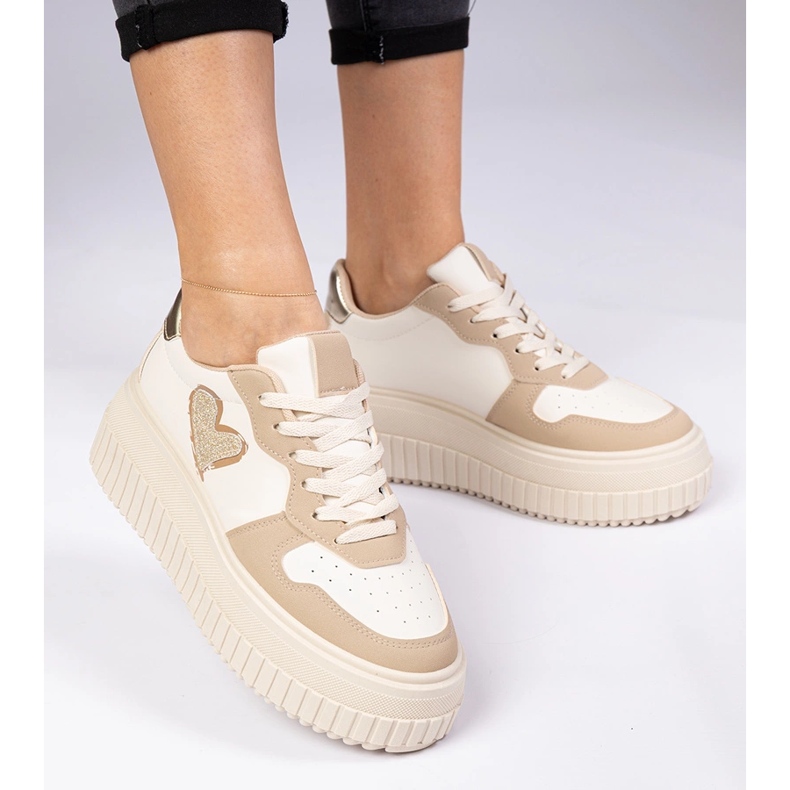 Tênis de mulheres marrons com um coração de brocado marrom 2