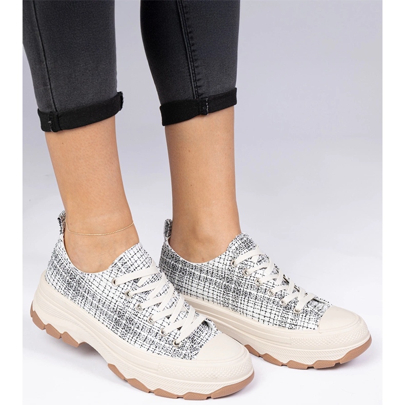 Tênis preto e branco em uma sola grossa 1