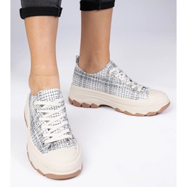 Tênis preto e branco em uma sola grossa 2