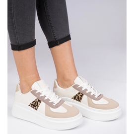 Tênis bege tênis na plataforma 1