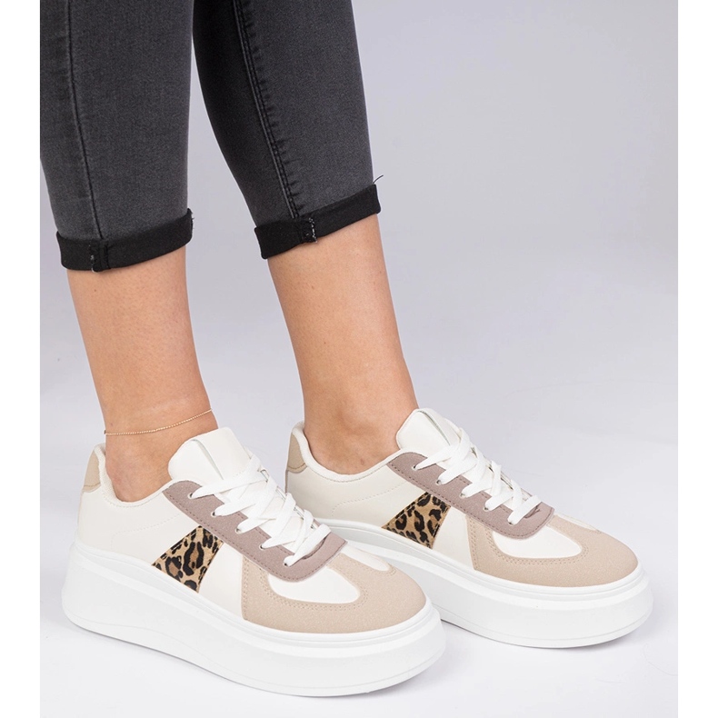 Tênis bege tênis na plataforma 1