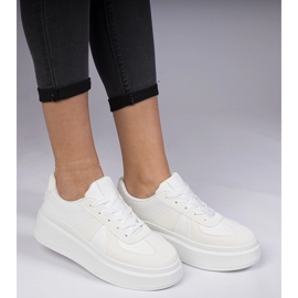 Tênis brancos tênis na plataforma 1