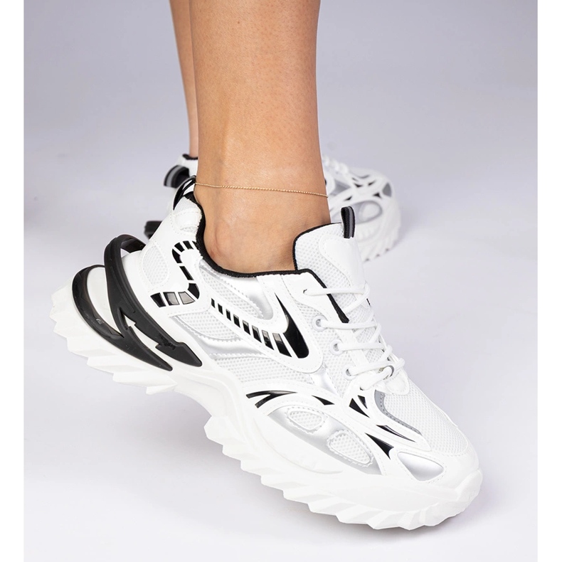 Tênis esportivo branco com sola enorme 1
