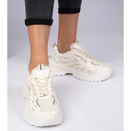 Tênis esportivos bege em uma sola enorme 1