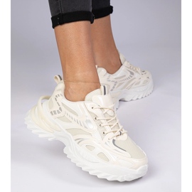 Tênis esportivos bege em uma sola enorme 2