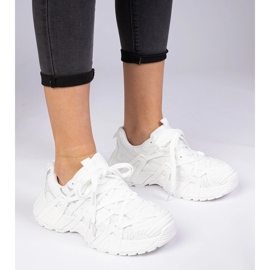 Tênis brancos em uma sola maciça 1