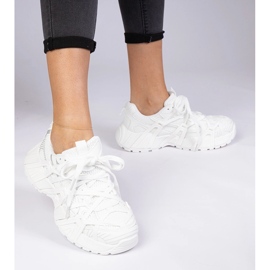 Tênis brancos em uma sola maciça 2