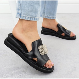 Flipers de couro ecológico na plataforma preta com um ornamento de jezzi 2267 preto 2