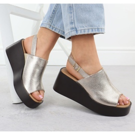 Sandálias femininas na plataforma Golden Jezzi 24130 dourado 1