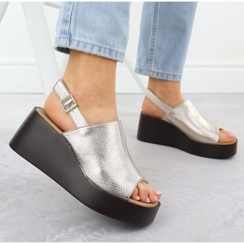 Sandálias femininas na plataforma Golden Jezzi 24130 dourado 2