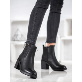 Botas casuais em uma postagem preto 1