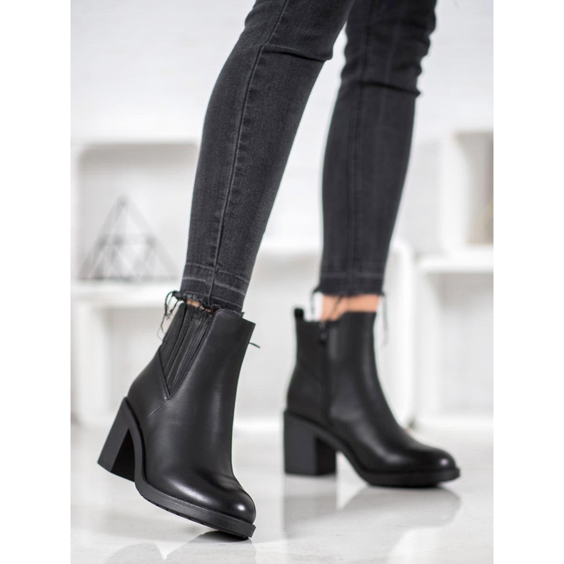 Botas casuais em uma postagem preto 1
