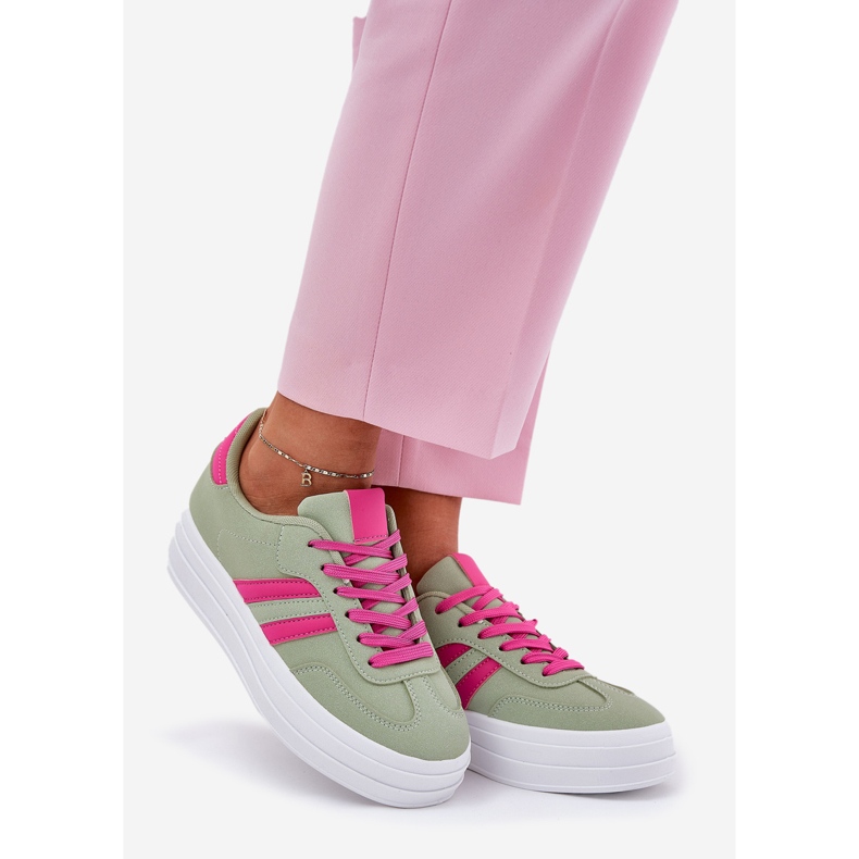 Tênis femininos elegantes na plataforma verde 1