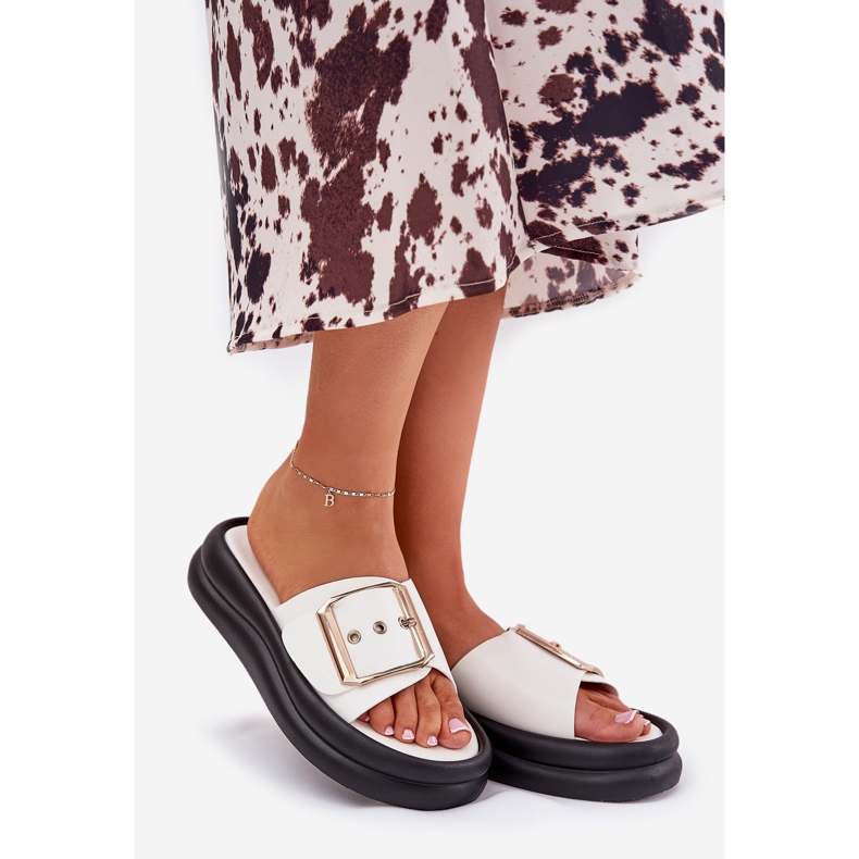 Chinelos femininos em uma plataforma enorme com uma fivela branca decorativa branco 1