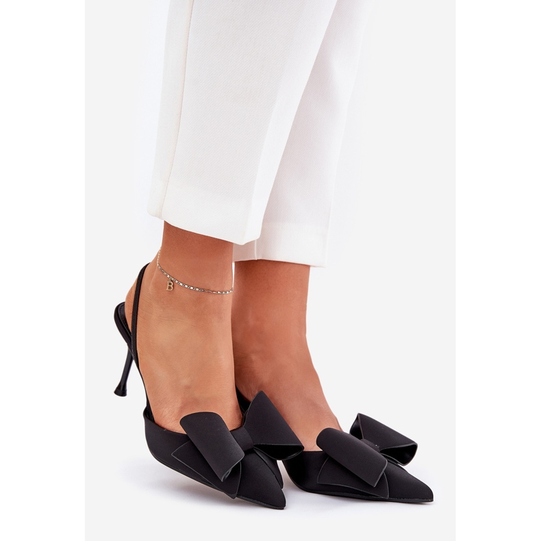 Saltos altos com saltos nus e um arco preto 1