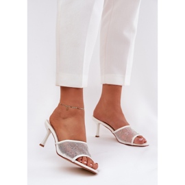 Chinelos decorados no salto alto branco 2