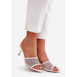 Chinelos decorados no salto alto branco 1